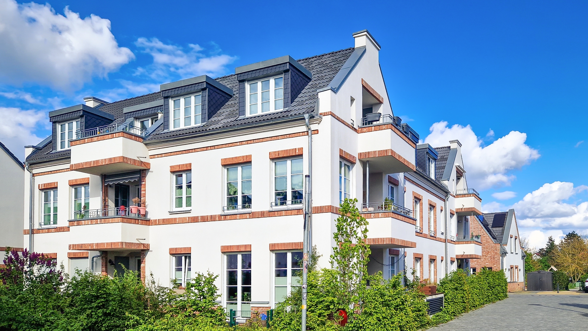 Straße mit neuen, modernen Häusern in einem Vorort von Deutschland
